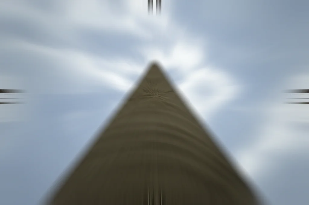 Visualizzazione astratta di un cono asintotico di una varietà Riemanniana, usando un obiettivo wide-angle 10mm per dare un senso di vastità infinita, con linee che convergono o collassano per rappresentare la riduzione dimensionale, effetto long exposure per ammorbidire i dettagli.