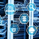 Immagine concettuale di una rete neurale luminosa sovrapposta a un moderno data center con file di server e switch interconnessi, simboleggiando l'intelligenza dell'SDN nel gestire il complesso traffico IoT in modo equo ed efficiente. Obiettivo grandangolare 24mm, profondità di campo, illuminazione blu e bianca high-tech, alta definizione.