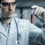 Un medico o ricercatore in camice bianco osserva attentamente una provetta di siero sanguigno, con grafici di dati metabolomici digitali sovrapposti o proiettati sullo sfondo. Profondità di campo, lente prime 35mm, toni blu e grigi duotone, concetto di diagnostica avanzata.