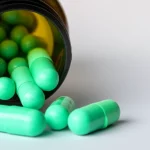 Un'immagine concettuale che rappresenta la trifolina come molecola benefica che agisce sulle arterie per ridurre l'ipertensione. Macro fotografia di una capsula vegetale contenente polvere di trifolina accanto a un modello stilizzato di vaso sanguigno sano, obiettivo macro 60mm, alta definizione, illuminazione da studio morbida, sfondo neutro per far risaltare i dettagli.