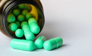 Un'immagine concettuale che rappresenta la trifolina come molecola benefica che agisce sulle arterie per ridurre l'ipertensione. Macro fotografia di una capsula vegetale contenente polvere di trifolina accanto a un modello stilizzato di vaso sanguigno sano, obiettivo macro 60mm, alta definizione, illuminazione da studio morbida, sfondo neutro per far risaltare i dettagli.