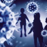 Visualizzazione artistica di diversi tipi di virus respiratori (come influenza, rinovirus, RSV) che fluttuano in un ambiente astratto che simboleggia l'aria, con sagome sfocate di bambini che giocano sullo sfondo. Immagine con obiettivo prime 50mm, con profondità di campo ridotta per mettere a fuoco i virus in primo piano, e un duotone freddo (blu e viola) per un'atmosfera scientifica ma accattivante.