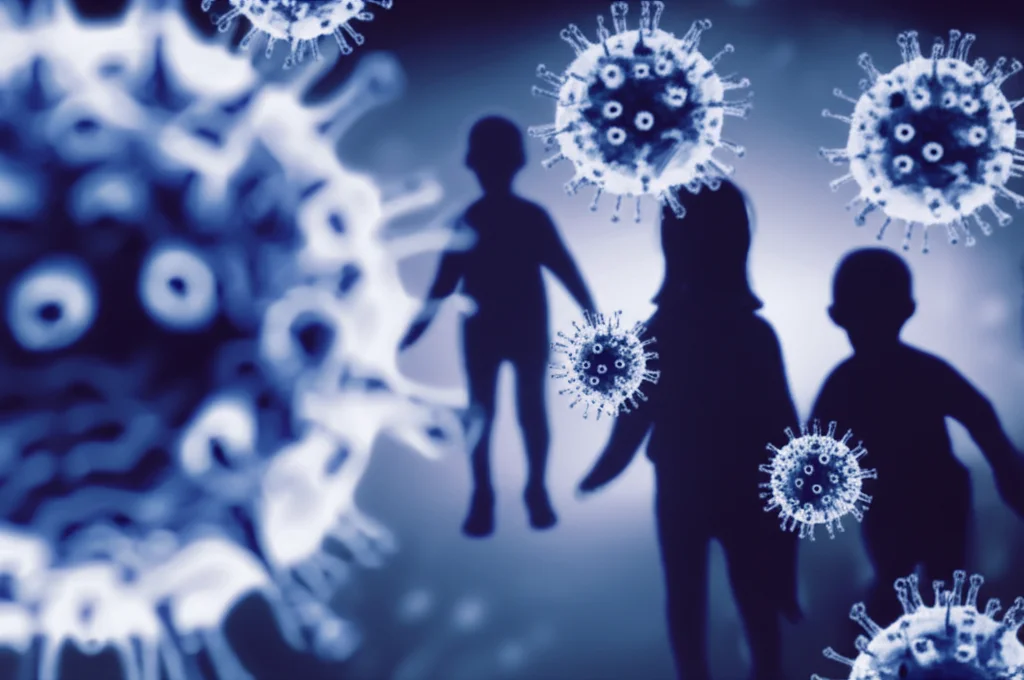 Visualizzazione artistica di diversi tipi di virus respiratori (come influenza, rinovirus, RSV) che fluttuano in un ambiente astratto che simboleggia l'aria, con sagome sfocate di bambini che giocano sullo sfondo. Immagine con obiettivo prime 50mm, con profondità di campo ridotta per mettere a fuoco i virus in primo piano, e un duotone freddo (blu e viola) per un'atmosfera scientifica ma accattivante.