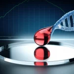 Immagine concettuale fotorealistica di un esame del sangue innovativo. In primo piano, una goccia di sangue su un vetrino da microscopio, con riflessi di strutture molecolari simili al DNA. Sullo sfondo, un grafico astratto che mostra una curva di rilevamento precoce di una malattia in forte crescita, simboleggiando l'efficacia del test. Illuminazione da studio, obiettivo macro 100mm per dettaglio sulla goccia, sfondo leggermente sfocato per dare profondità.