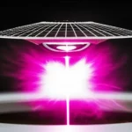 Fotografia ad alta velocità di un piccolo veicolo sperimentale a propulsione laser che levita pochi centimetri sopra una base di lancio circolare, illuminato da un intenso raggio laser visibile proveniente dal basso che impatta sullo specchio parabolico del veicolo, creando una piccola esplosione luminosa di plasma. Obiettivo teleobiettivo 200mm, fast shutter speed per congelare il movimento, action tracking, dettagli nitidi sul veicolo metallico e sul plasma incandescente. Sfondo scuro e tecnico.