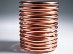 Fotografia still life di uno scambiatore di calore conico tubo-in-tubo in rame lucido, posizionato su un banco da laboratorio pulito. Illuminazione da studio controllata per enfatizzare le curve della spirale e la texture del metallo, obiettivo macro 85mm, alta definizione, messa a fuoco selettiva sulla parte frontale della spirale.