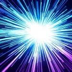 Un'immagine astratta e high-tech che simboleggia la crittoanalisi. Flussi di dati digitali, forse in tonalità blu profondo e viola elettrico, che convergono verso un nucleo centrale luminoso che rappresenta una chiave o un segreto svelato. Effetto profondità di campo, obiettivo prime 35mm, con un leggero motion blur sui flussi di dati per indicare dinamismo e complessità.