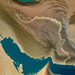 Vista aerea satellitare della provincia di Sistan e Baluchestan, Iran, che mostra ampie zone aride e semi-aride con diversi pattern di vegetazione e uso del suolo. Fotografia di paesaggio, obiettivo grandangolare 16mm, alta risoluzione, colori naturali leggermente desaturati per enfatizzare l'aridità, messa a fuoco nitida su tutta l'immagine.