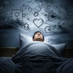 Immagine concettuale fotorealistica: una persona sdraiata a letto al buio, con gli occhi aperti, mentre sopra di lei fluttuano simboli stilizzati di strategie di coping (un puzzle, un cuore, una rete sociale) che agiscono come uno scudo contro nuvole scure che rappresentano l'ansia da morte. Illuminazione drammatica, obiettivo 35mm, profondità di campo per mettere a fuoco la persona e lo scudo.