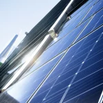 Immagine fotorealistica di un pannello solare a perovskite di nuova generazione integrato senza soluzione di continuità sulla facciata di un edificio moderno, obiettivo grandangolare 24mm, che cattura la luce solare in modo efficiente, messa a fuoco nitida.