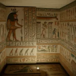 Ricostruzione fotorealistica dell'interno della tomba di Tutankhamon, con focus sulle crepe nel soffitto e sulle pareti affrescate, illuminazione suggestiva per evidenziare la vulnerabilità. Obiettivo grandangolare 18mm, lunga esposizione per catturare i dettagli nell'ombra.