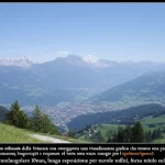 Veduta aerea stilizzata della Svizzera con sovrapposta una visualizzazione grafica che mostra una piccola porzione illuminata (energia per il benessere) rispetto a una vasta area scura (energia per l'opulenza/spreco). Obiettivo grandangolare 10mm, lunga esposizione per nuvole soffici, focus nitido sul paesaggio.