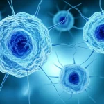 Immagine fotorealistica di un fascio di luce bluastra che simboleggia l'innovazione tecnologica, focalizzato su una rappresentazione stilizzata di cellule tumorali. Obiettivo macro 90mm per un dettaglio estremo sulle cellule, con un effetto 'profondità di campo' che sfoca lo sfondo high-tech di un laboratorio di ricerca. L'illuminazione è controllata e direzionale, creando un'atmosfera di scoperta scientifica.