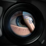 Visualizzazione concettuale che collega un occhio umano con segni di corioretinopatia sierosa centrale (CSC), una sezione di gamba con vene varicose evidenti e una rappresentazione stilizzata della doppia elica del DNA con il gene PTPRB evidenziato. Prime lens, 50mm, profondità di campo media per mantenere a fuoco i tre elementi principali, illuminazione drammatica che sottolinea la connessione tra genetica, oftalmologia e flebologia.