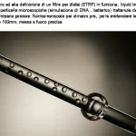 Immagine macro ad alta definizione di un filtro per dialisi (ETRF) in funzione, con un liquido trasparente che lo attraversa. Si intravedono particelle microscopiche (simulazione di DNA batterico) trattenute dalla membrana del filtro, mentre alcune più piccole sembrano passare. Illuminazione laterale per evidenziare le texture, obiettivo macro 100mm, messa a fuoco precisa.
