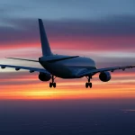 Concetto futuristico di un aereo in volo con scudi di dati digitali che simboleggiano la crittografia post-quantistica, cielo al tramonto, obiettivo teleobiettivo 100mm, tracciamento del movimento, alta definizione.