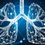Un'immagine concettuale di polmoni umani stilizzati, con reti neurali luminose e particelle microbiche digitali sovrapposte, a simboleggiare la diagnosi avanzata e la comprensione della polmonite grave attraverso l'analisi di biomarcatori e profili microbici. Sfondo blu scuro tecnologico per far risaltare i dettagli luminosi. Wide-angle lens, 15mm, sharp focus, duotone blu e argento, profondità di campo.