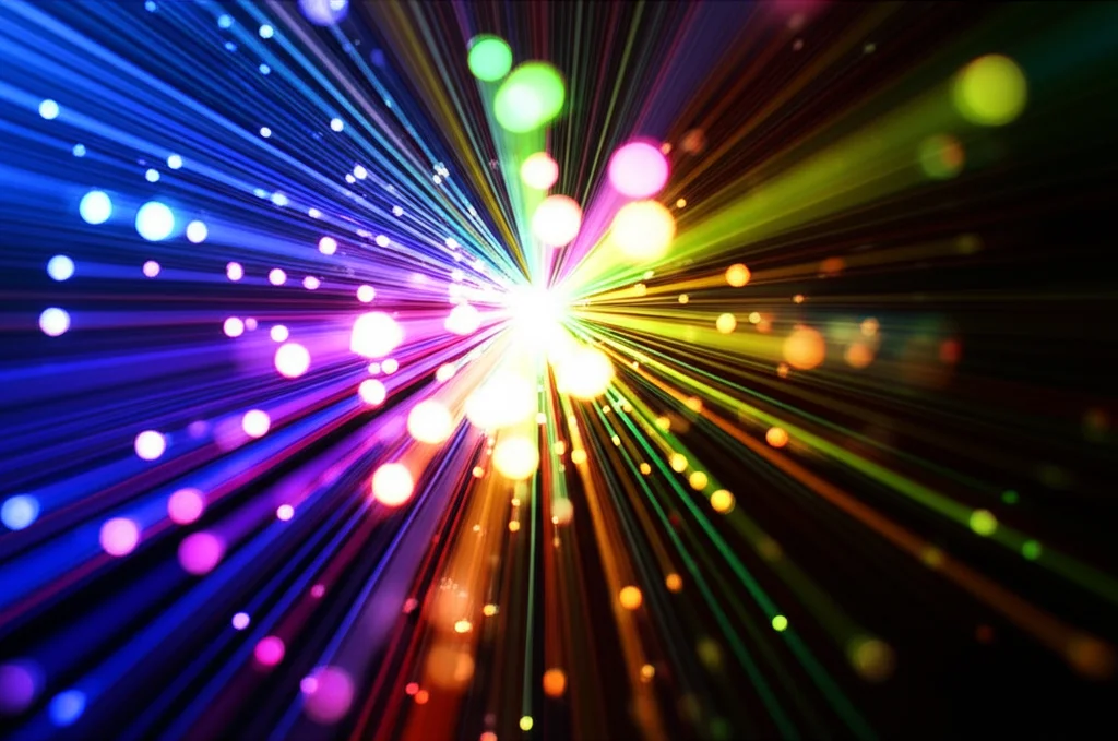 Un'immagine concettuale astratta che mostra flussi di fotoni di diversi colori che si mescolano e reagiscono all'interno di un sistema ottico complesso, evocando l'idea di una reazione chimica luminosa. Macro lens, 80mm, high detail, controlled lighting, sfocatura dello sfondo per enfatizzare i fotoni.