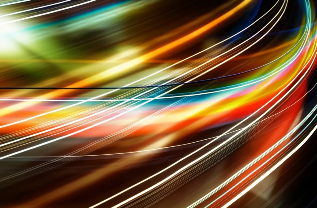 Composizione astratta che simboleggia la complessità multimodale: strati sovrapposti di testo scritto sfuocato, frammenti di illustrazioni vivide e linee grafiche luminose simili a percorsi di eye-tracking, prime lens 50mm, profondità di campo accentuata, colori vibranti che si fondono creando un senso di dinamismo e interconnessione.