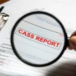 Un'immagine concettuale che rappresenta un'analisi critica: una lente d'ingrandimento tenuta sopra un report medico intitolato 'Cass Report', con alcune sezioni evidenziate in rosso per indicare errori o aree problematiche. Illuminazione da studio, obiettivo prime da 35mm, profondità di campo per mettere a fuoco il report e la lente.
