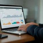 Interfaccia utente di un'applicazione web statistica open source che mostra grafici complessi e analisi di dati per coorti virtuali, con un ricercatore che la utilizza su un laptop. Prime lens, 35mm, depth of field, illuminazione da studio.