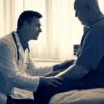 Primo piano di un medico che conforta un paziente seduto su un letto d'ospedale, con una luce soffusa che entra dalla finestra. L'immagine evoca la cura e il supporto psicologico necessari dopo la terapia intensiva. Prime lens 35mm, depth of field, duotone seppia e blu scuro.