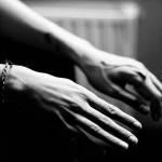 Immagine simbolica della comunicazione e del supporto tra persone che fanno uso di droghe per via iniettiva, con un focus sulla rivelazione dello stato di HCV. Portrait photography, 35mm, film noir style, con un forte contrasto tra luci e ombre per sottolineare la serietà e l'intimità del momento.