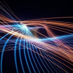 Una visualizzazione astratta che rappresenta le diverse scale temporali dell'apprendimento umano che si intrecciano, con linee simili a onde cerebrali o percorsi neurali che cambiano da brevi impulsi a lunghe curve continue, illuminate da una luce soffusa. Stile fotorealistico, obiettivo prime 35mm, profondità di campo.