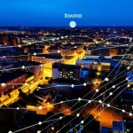 Veduta aerea di Nottingham al crepuscolo, con alcune case illuminate che simboleggiano il consumo energetico domestico, e sovrapposizioni grafiche stilizzate che indicano le variazioni spaziali dell'efficienza energetica, obiettivo grandangolare 18mm, lunga esposizione per scie luminose e dettagli nitidi della città.