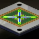 Fotografia macro ad alta definizione di un chip MEMS con tre risonatori accoppiati debolmente, illuminati con luce direzionale per enfatizzare la loro struttura tridimensionale e la complessità dei collegamenti. L'immagine suggerisce il rilevamento simultaneo di due segnali distinti, rappresentati da scie luminose di colori diversi (es. blu e verde) che attraversano il chip senza sovrapporsi. Obiettivo macro 100mm, illuminazione da studio controllata, sfondo scuro per far risaltare il soggetto.