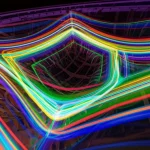 Visualizzazione artistica di un flusso dinamico su una complessa struttura geometrica astratta che rappresenta uno spazio metrico, colori vibranti che indicano energia o potenziale, stile landscape wide-angle 12mm, lunga esposizione per mostrare il movimento, messa a fuoco nitida sulla struttura.