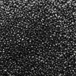 Close-up, lenti macro, 80 mm, di un campione di innovativo cemento in asfalto infuso di nanoparticelle, mostrando la sua consistenza densa e resiliente, sotto illuminazione di laboratorio luminosa e controllata, alti dettagli, messa a fuoco precisa.
