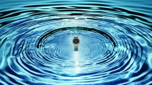 Immagine fotorealistica, obiettivo grandangolare 15mm, che mostra deboli onde elettromagnetiche (ELF) emanate da un piccolo dispositivo simile a un orologio indossato al polso, mentre penetrano attraverso una sezione trasversale di acqua e terra sottostante, simboleggiando la comunicazione cross-medium, messa a fuoco nitida.