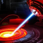 Visualizzazione fotorealistica di un processo industriale avanzato: un flusso controllato di plasma di idrogeno blu-bianco incandescente interagisce con minerale di laterite fuso rosso-arancio in un forno ad alta temperatura, producendo goccioline brillanti di ferronichel. Lente zoom 24mm, profondità di campo che mostra l'interno del forno high-tech, illuminazione drammatica che evidenzia l'energia del plasma e il metallo fuso, dettagli nitidi sulla texture del fuso e sulle scintille.