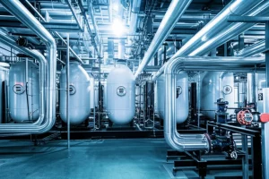 Immagine fotorealistica di un moderno impianto di riscaldamento industriale con serbatoi e tubazioni complesse, che simboleggia il controllo preciso della temperatura, obiettivo grandangolare 24mm, illuminazione controllata, alta definizione.
