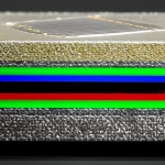 Primo piano macro, lente 100mm, di una cella solare a perovskite MAPbI3 funzionante sotto luce solare simulata. Evidenziare la struttura a strati (ETL, perovskite, HTL) con dettagli cristallini nitidi e illuminazione controllata che mostra visivamente il percorso degli elettroni e delle lacune verso i rispettivi strati di trasporto. High detail, precise focusing, controlled lighting.