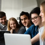Studenti universitari polacchi che collaborano entusiasticamente a un progetto di apprendimento digitale partecipativo sui loro laptop, in un ambiente di studio luminoso e moderno. Fotografia di gruppo, obiettivo 35mm, colori vivaci, espressioni di coinvolgimento, profondità di campo media per includere dettagli dell'ambiente.