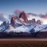 Fotografia panoramica del maestoso arco montuoso del Gangdese nel Tibet meridionale all'alba. Obiettivo grandangolare, lunghezza focale 12mm, lunga esposizione per catturare nuvole soffuse e fuoco nitido sulle cime innevate, trasmettendo la scala immensa e gli antichi processi geologici.