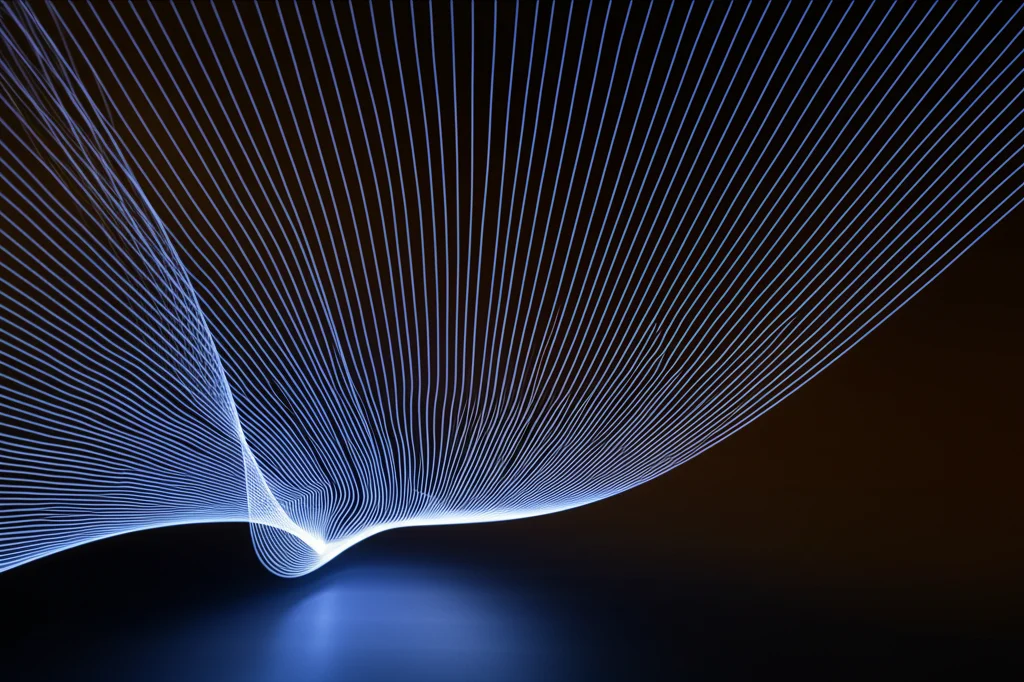 Una rappresentazione artistica e concettuale di una distribuzione di probabilità multivariata che si 'piega' su se stessa, creando nuove forme simmetriche. Linee luminose su sfondo scuro, effetto profondità. Wide-angle, 20mm, long exposure, sharp focus, per illustrare il concetto di distribuzione normale piegata.