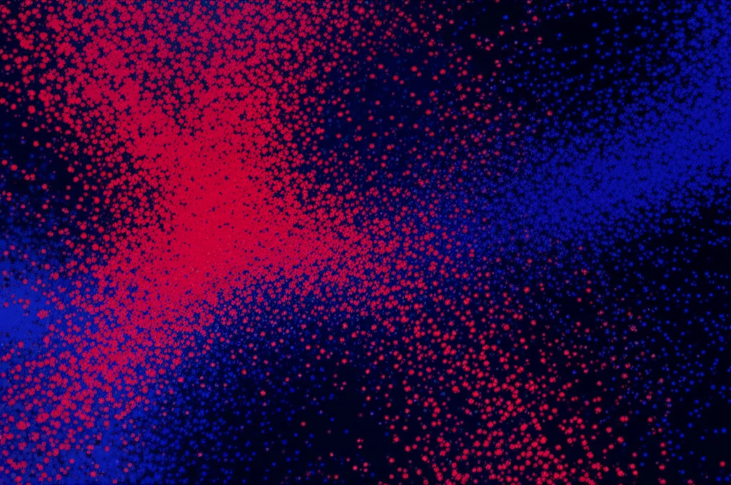 Visualizzazione artistica e fotorealistica di un sistema complesso di particelle attive interagenti, alcune rosse e altre blu, che mostrano diverse fasi emergenti come flocking, separazione di fase e pattern dinamici simili a vortici su sfondo scuro. Obiettivo prime 35mm, duotono blu scuro e rosso acceso, profondità di campo per un effetto immersivo e dettagliato.