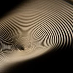 Un pezzo di materiale viscoelastico avanzato, come poliuretano o silicone, che viene compresso o deformato visibilmente da una forza esterna stilizzata (non una vera esplosione), evidenziando la sua capacità di assorbire l'impatto. Macro lens, 80mm, high detail, controlled lighting, per mostrare la texture e la deformazione del materiale sotto stress, con un leggero effetto di motion blur sulla forza impattante per suggerire dinamicità.
