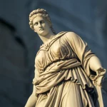 Un'immagine concettuale fotorealistica che rappresenta la fine o la crisi del conservatorismo: una vecchia statua classica (simbolo di tradizione) che inizia a sgretolarsi leggermente, vista con un obiettivo grandangolare 24mm, con una luce crepuscolare che suggerisce incertezza sul futuro, profondità di campo.