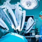 Immagine fotorealistica di una sala operatoria high-tech durante un intervento di chirurgia bariatrica robotica. Si vedono i bracci del robot chirurgico in azione, manovrati da un chirurgo concentrato. L'illuminazione è focalizzata sull'area operatoria, creando un'atmosfera di precisione e innovazione. Obiettivo prime, 50mm, profondità di campo.