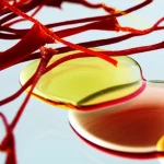 Macro fotografia di stigmi di zafferano rosso intenso su un vetrino da microscopio, con accanto gocce di diversi solventi eutettici profondi colorati in modo tenue, illuminazione da laboratorio precisa, obiettivo macro 105mm, alta definizione, messa a fuoco selettiva sugli stigmi.