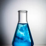 Visualizzazione fotorealistica di un sistema acquoso bifasico in un becher da laboratorio, con una fase inferiore blu brillante contenente C-ficocianina purificata e una fase superiore più chiara. Macro lens, 100mm, alta definizione, illuminazione da studio per evidenziare la separazione netta e i colori vibranti.