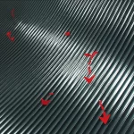 Visualizzazione artistica 3D di un film sottile di Hf0.5Zr0.5O2 su un substrato di TiN, con domini ferroelettrici orientati in modo preferenziale (indicati da frecce di polarizzazione). L'immagine, stile macro con obiettivo 70mm, mostra dettagli cristallini e l'interfaccia con dislocazioni, illuminazione drammatica che esalta le texture e i confini dei domini.