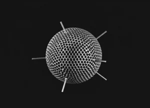 Fotografia still life del dispositivo di monitoraggio sferico MEMS, illuminato lateralmente per creare ombre e profondità, su uno sfondo scuro che simula il sottosuolo. Obiettivo macro 100mm, alta definizione dei dettagli del guscio sferico e delle alette, illuminazione controllata.
