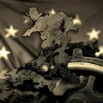Un'immagine concettuale che mostra una mappa stilizzata del Galles con ingranaggi industriali che sembrano arrugginiti o bloccati, mentre sullo sfondo si intravede la bandiera dell'UE sbiadita. Prime lens, 35mm, depth of field, duotone seppia e grigio scuro per un'atmosfera cupa.