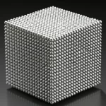 Immagine fotorealistica di un campione di nichel sottoposto a shock da laser ad alta potenza, con evidenza della sua struttura cristallina fcc che resiste a pressioni estreme. Macro lens, 100mm, high detail, precise focusing, controlled lighting per mostrare la lucentezza metallica e le deformazioni sotto stress.