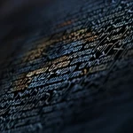 Illustrazione astratta che rappresenta l'intelligenza artificiale (reti neurali stilizzate e luminose) che analizza e confronta due blocchi di testo fluttuanti in scrittura urdu Nastaleeq, simboleggiando il processo di rilevamento di parafrasi. Macro lens, 100mm, high detail, precise focusing, sfondo scuro con elementi luminosi.